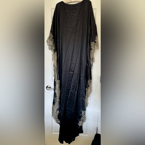 Rosamosario 100% Silk Black Silk Gold Chantilly Lace Kaftan with Train Clemira - Picture 13 of 17